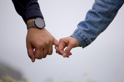 בחור ובחורה נותנים יד בזוגיות