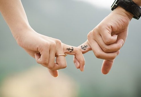 ידיים אצבעות ביחד בזוגיות